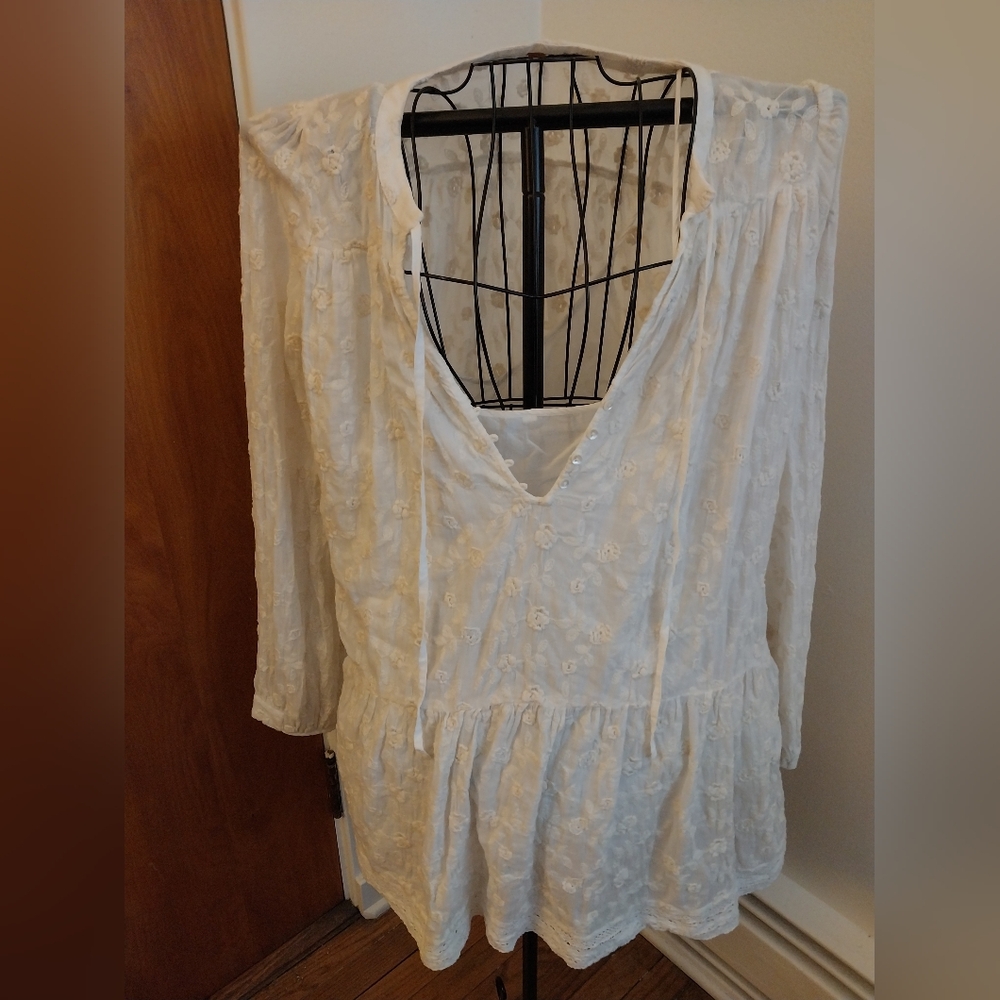 Free People Blouse Pre-Loved Size S. Cream Blouse with Floral Embroidery.